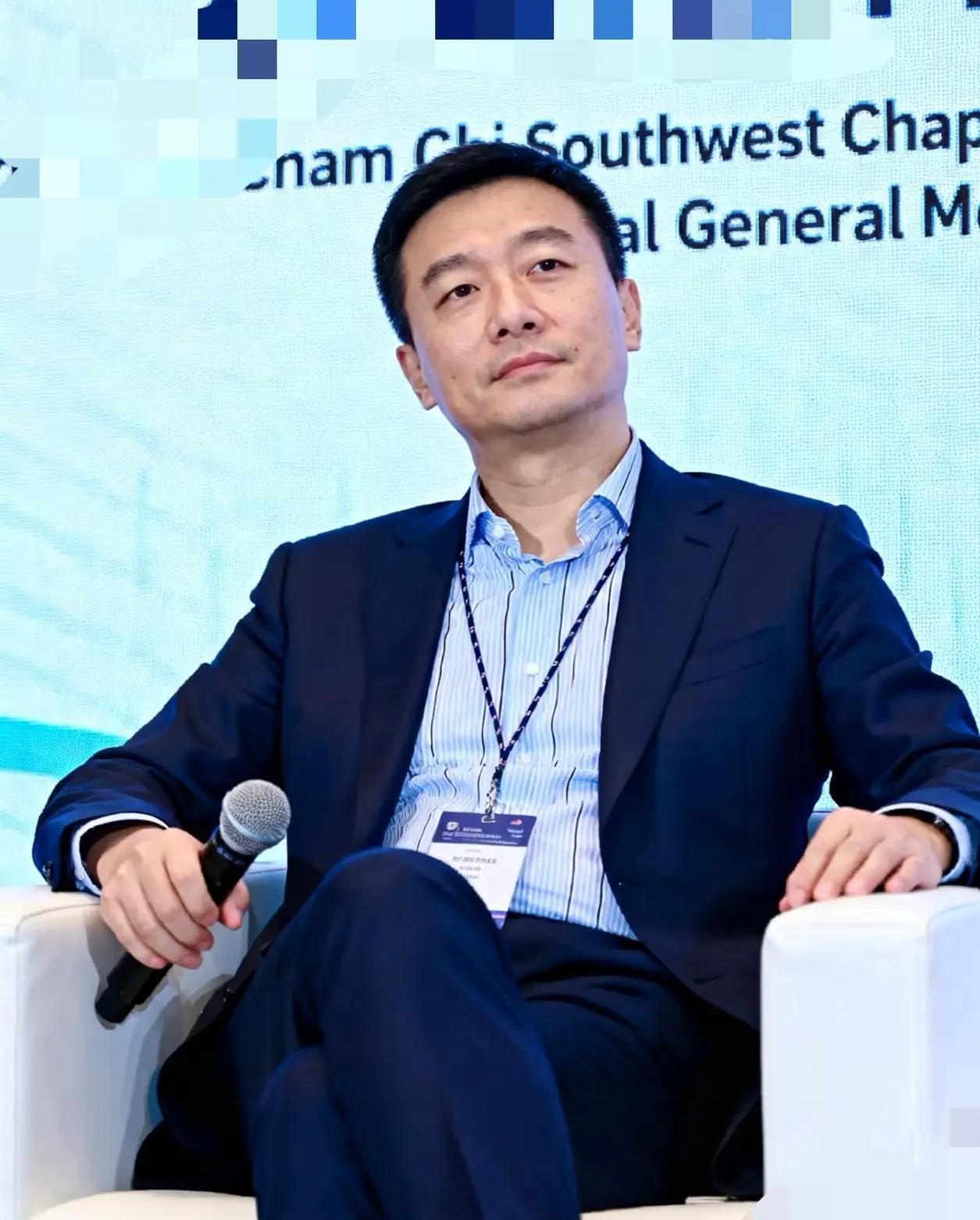 你敢不敢实话实说，有没有一眼就被这男人迷住呀，太帅了谁能控制得住不喜欢呀，温文尔