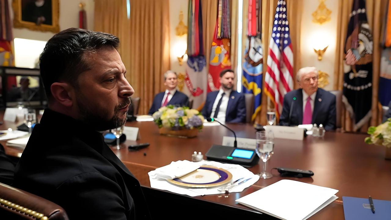 泽连斯基又挨了两巴掌!
当地时间10月17日，俄军发射两枚伊斯坎德尔-M导弹，袭