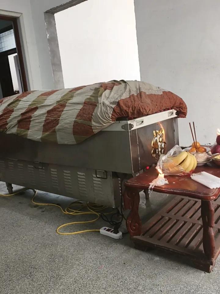 母亲回老家第二天
     不愿相信这是事实，真希望她能坐起来喊我……
    