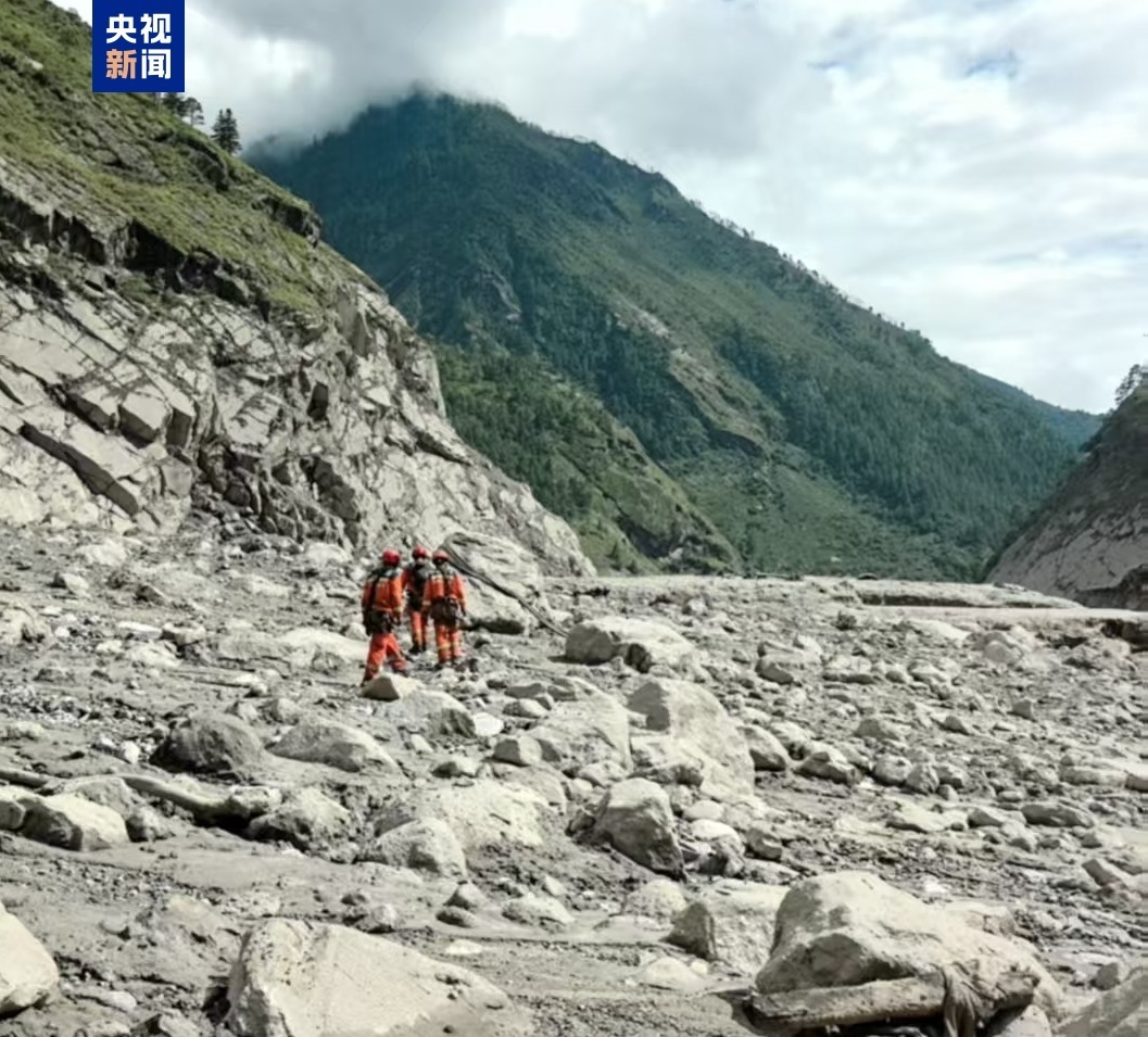 西藏吉隆口岸发生泥石流据到达吉隆口岸救援核心位置的中国救援队行动组三分队分队长刘
