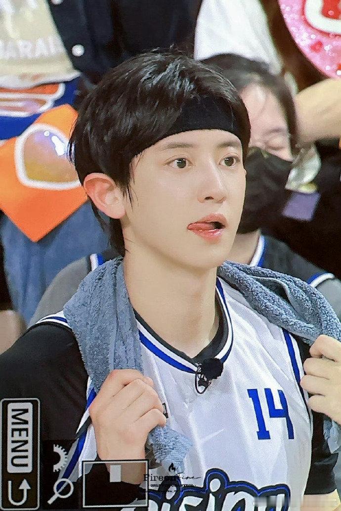 朴灿烈篮球综艺路透朴灿烈篮球综艺路透，完全满分男来的！ 朴灿烈篮球赛生图