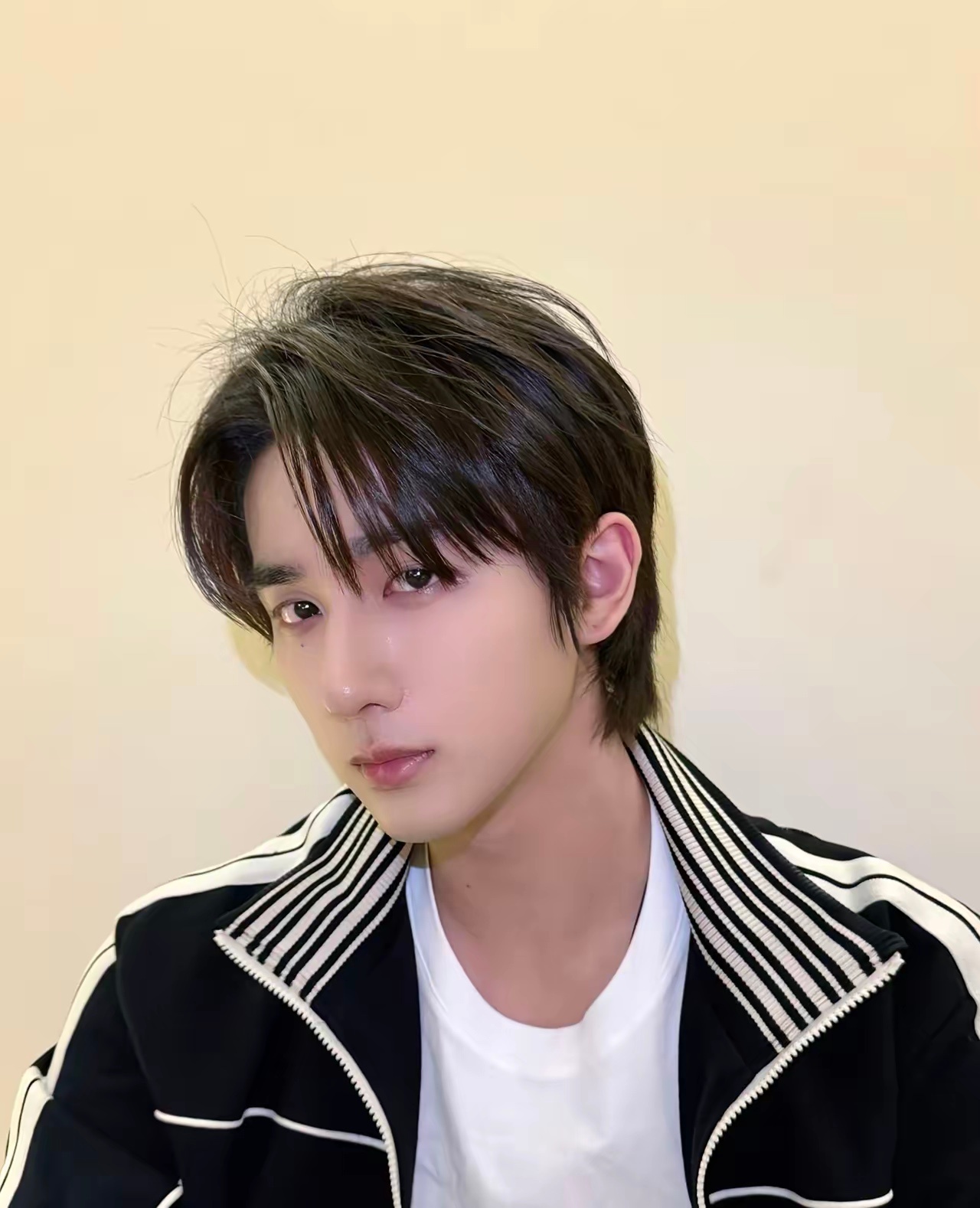 果然贫穷让我无知啊李宏毅被限高了看了他的限高令，我直接泪目了他被限高，限的是飞机