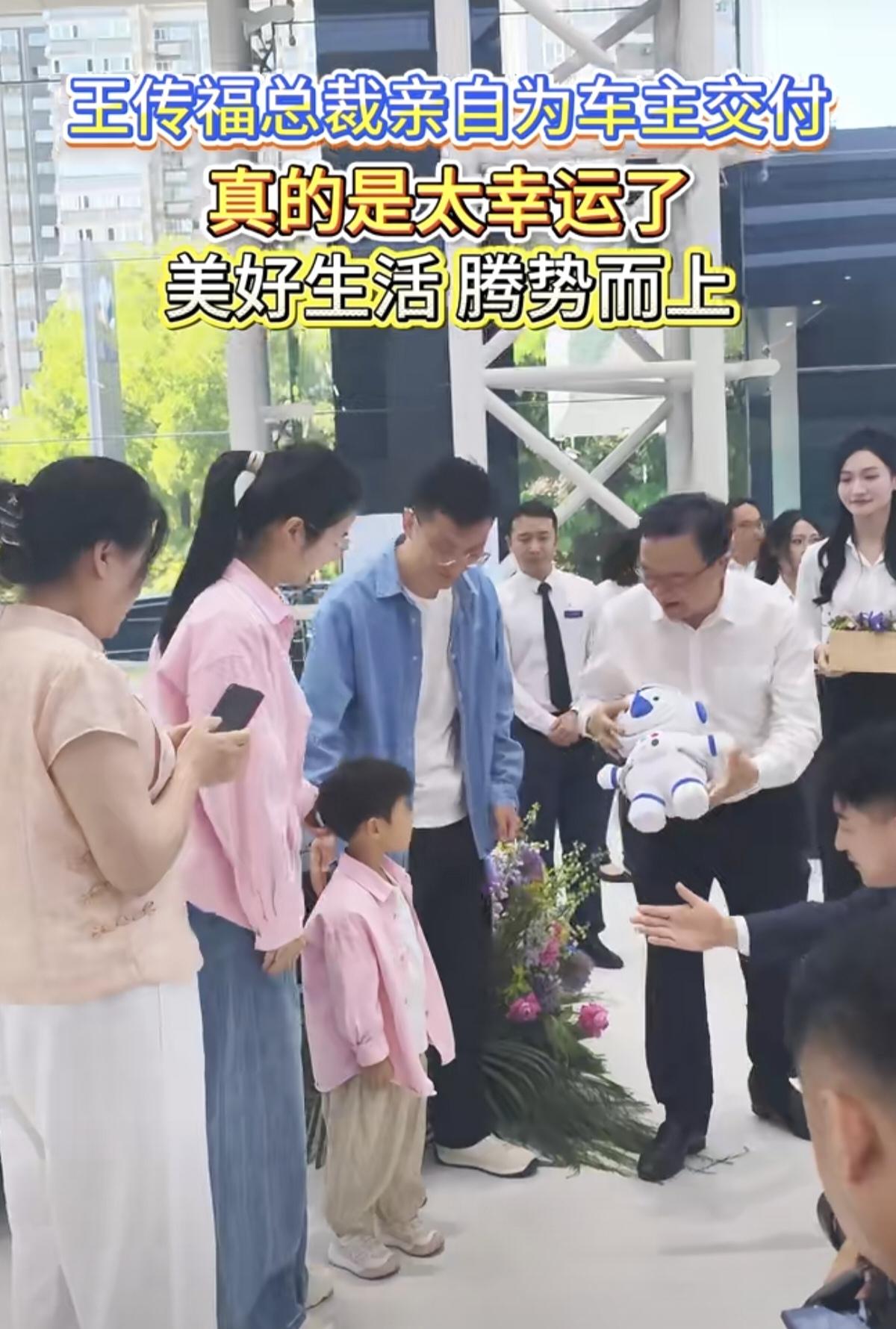 西安之行王传福携带腾势总经理李慧，一行人自深圳出发，搭比亚迪乘商务出行车辆奔赴西