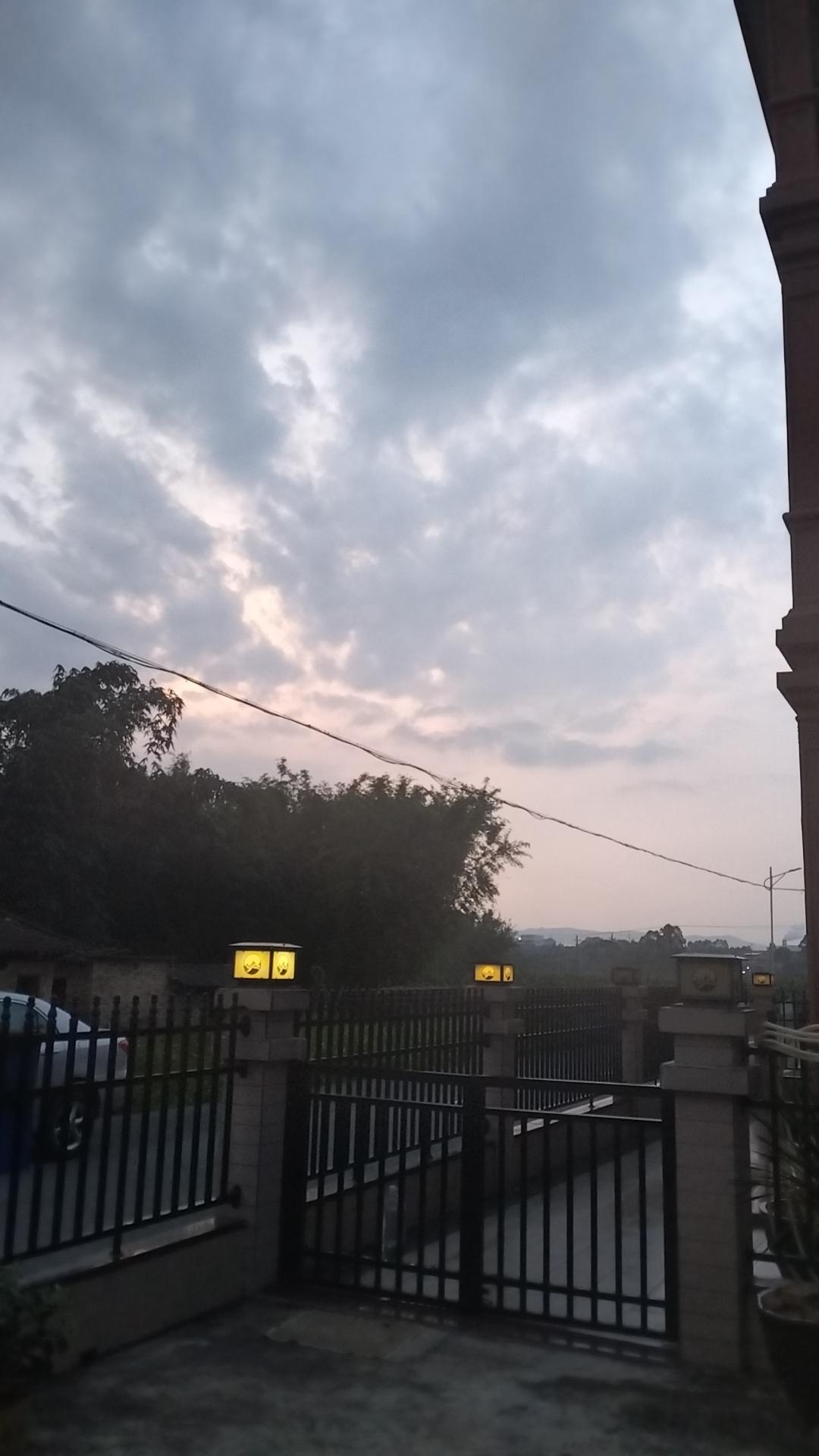 一位教育学者曾说：
最好的家庭教育，从不是捏泥人式的塑造，而是守护一个灵魂原本的