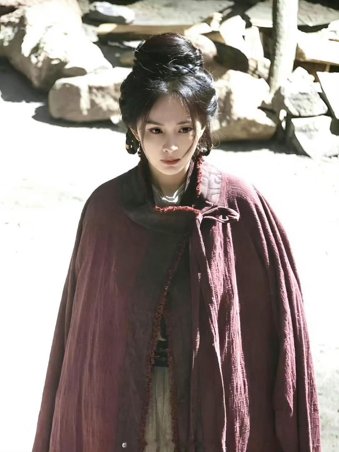 杨幂红麻衣披风路透披块布都好看，天生的女明星杨幂冯湮儿ym 杨幂冯娷