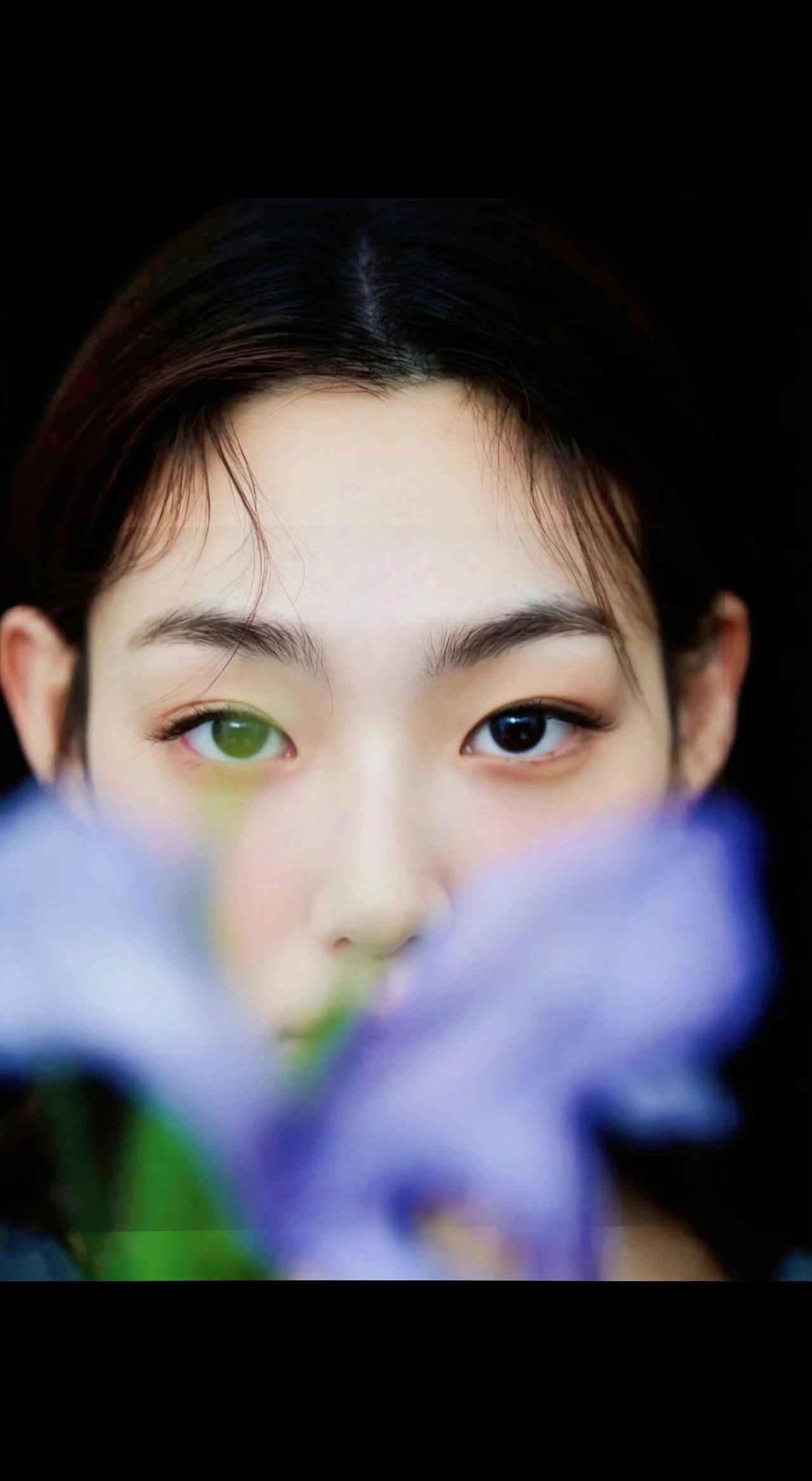 🌸紫花藏不住眼底的星✨，暗处生光比白昼更动人。心有山海，眉目自会生长春天🌱