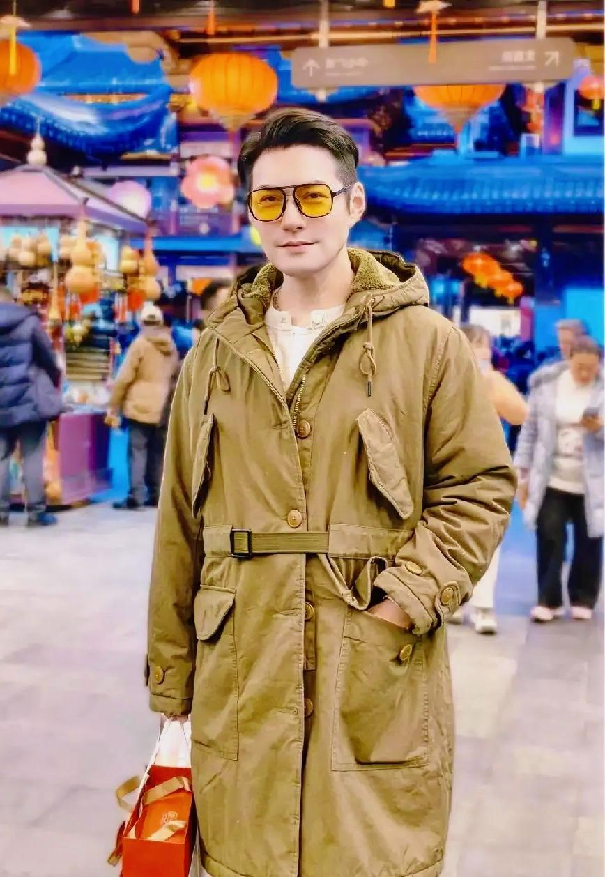 朋友偶遇严屹宽后，
回来直接颠覆我认知：
以后不要再说严屹宽是帅哥了，你是不知道