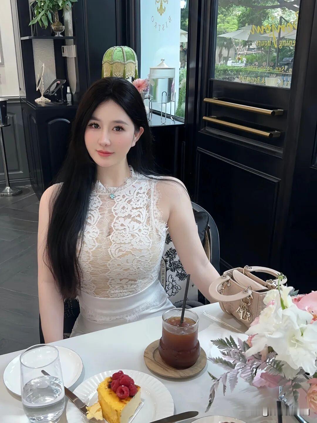 简单点，糊涂点，开心点
成年人的世界，好像总在被各种情绪裹挟着走。想太多，会累；