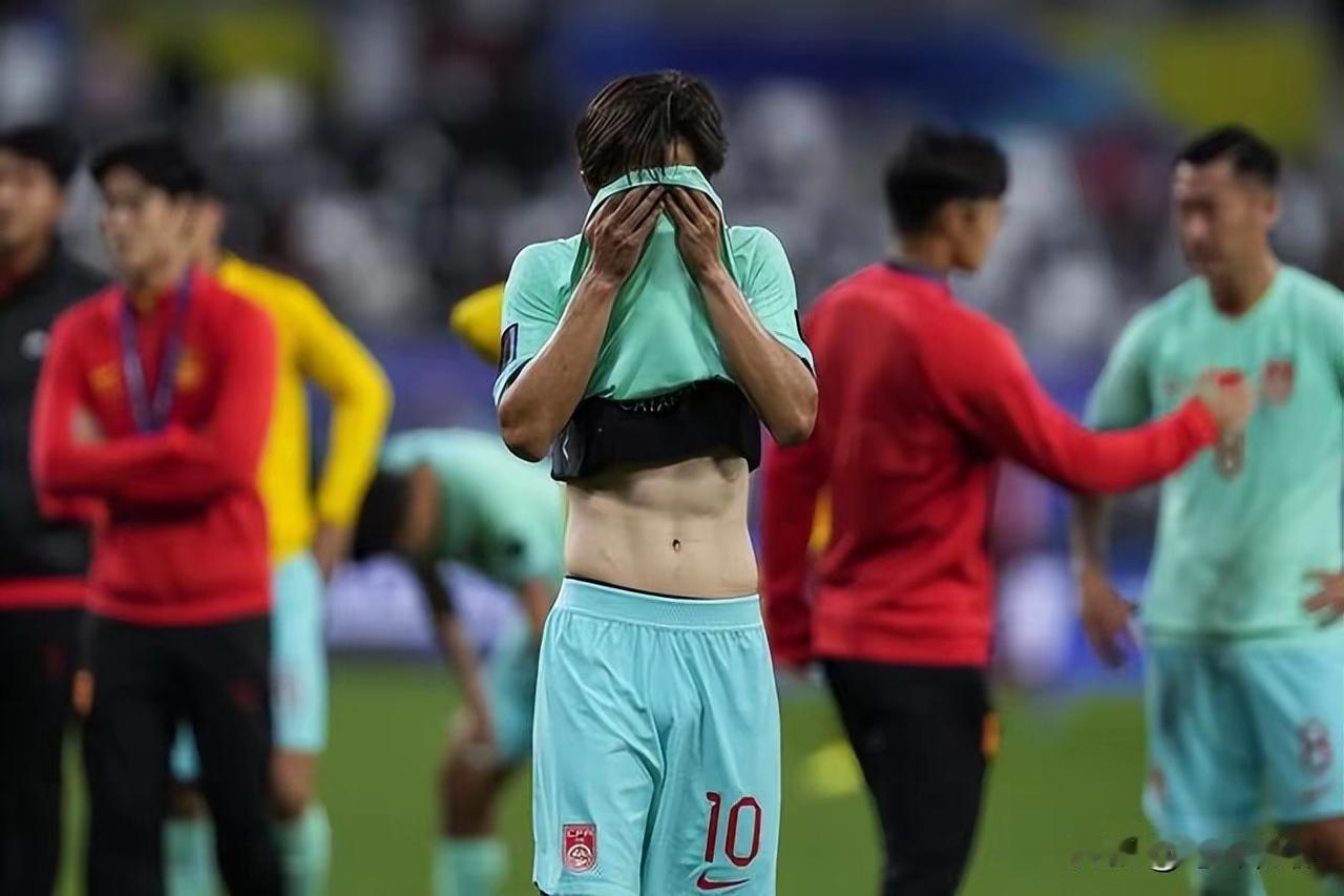 今晚U23国足将历史性地向冠军发起冲击，不少球迷也许会有疑问，国足如今屡战屡败，