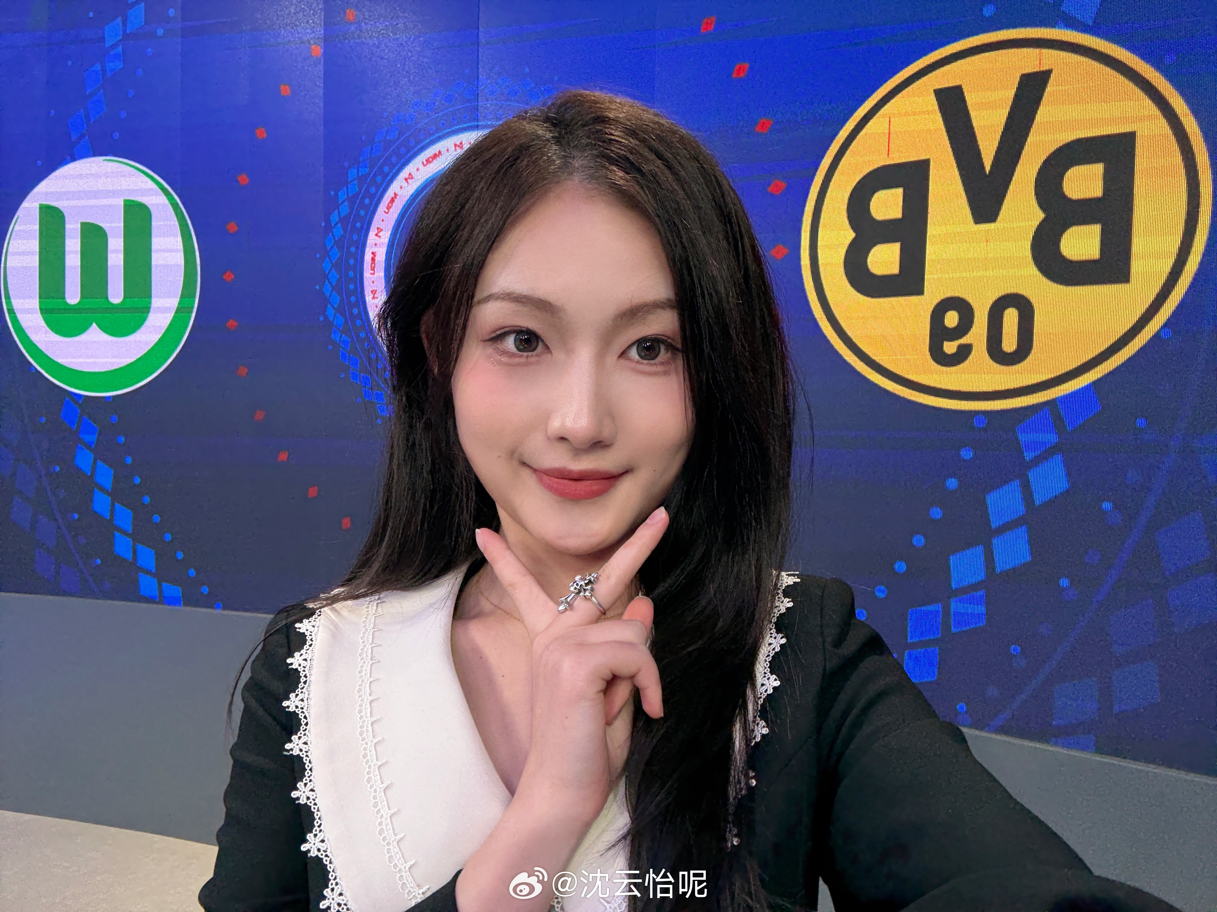 刚从阿那亚回上海完成了英女超和多特的解说工作💼看了半场海港半场申花💼 含⚽️