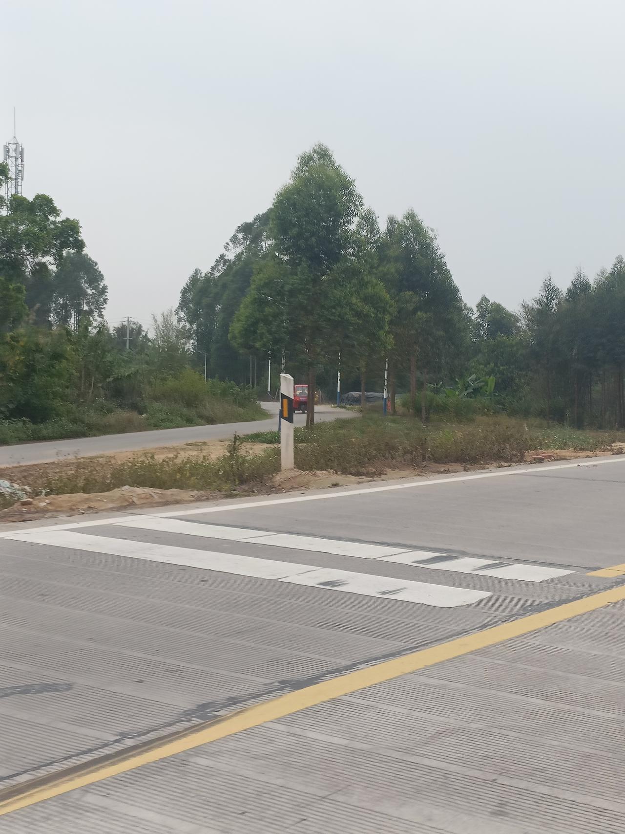 桂平的少见的高速入口
现在高速路四通八达，
到处都有，
有的地方还有数条高速经过