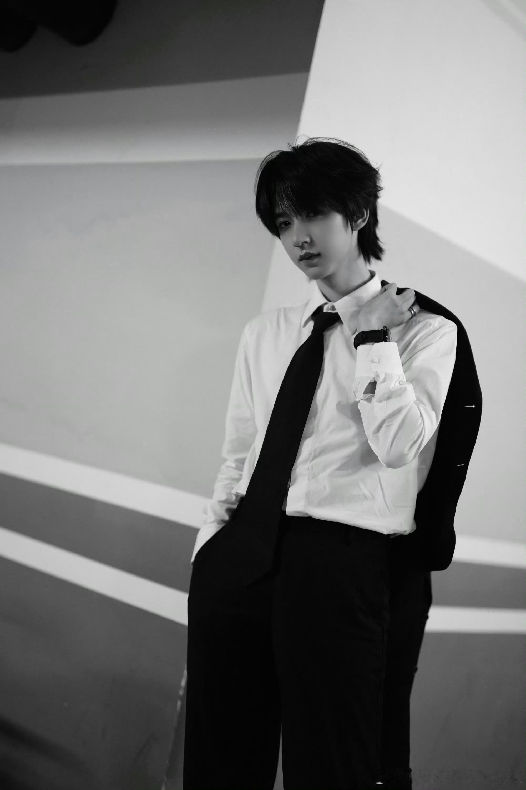 贺峻霖确认出席vogue活动贺峻霖受邀出席VOGUE时尚活动～少年眉目清朗、气质