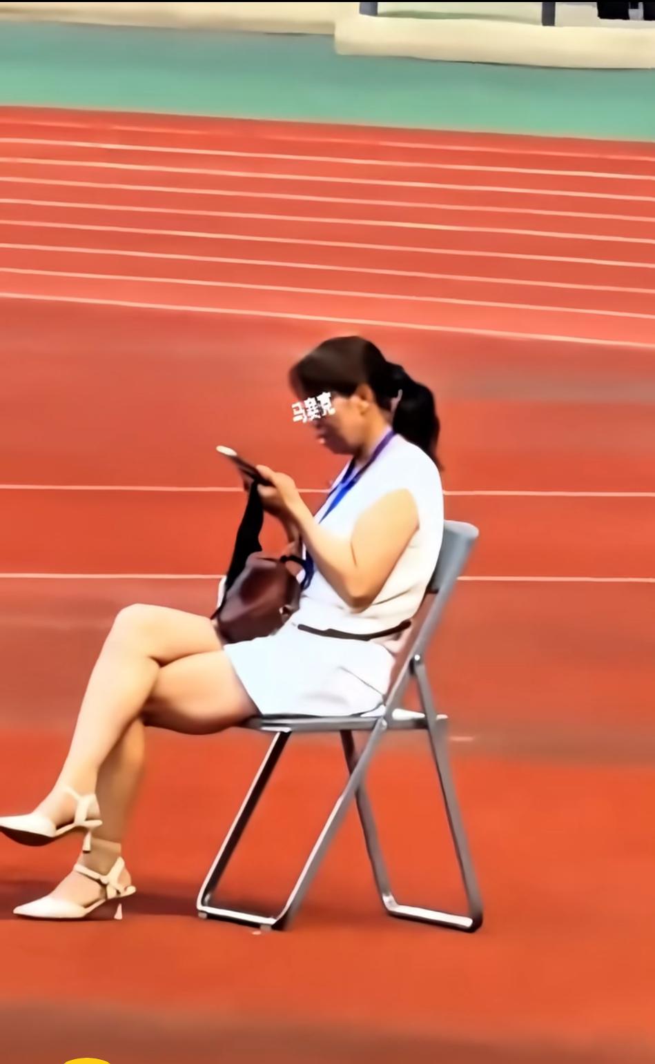 你奏你的国歌，我翘我的二郎腿，我们互不干扰。
7月18日晚，陇超联赛开幕式奏国歌