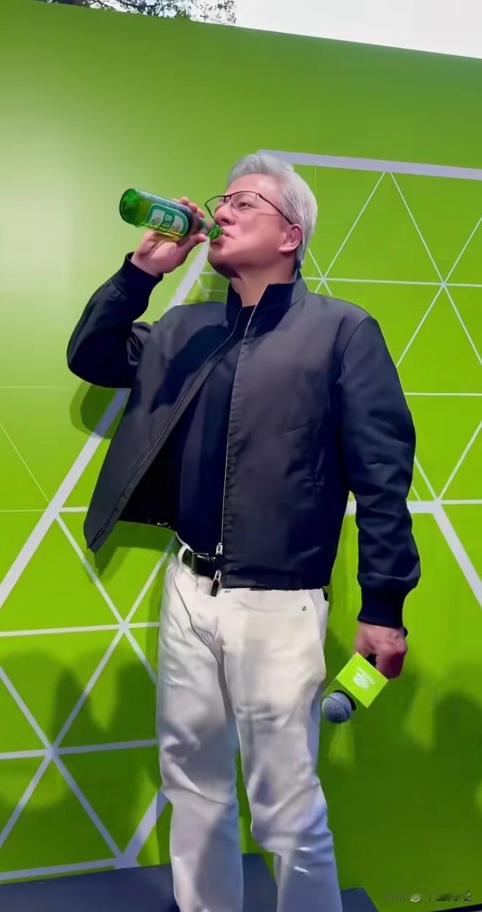 喝家乡的酒！
的确，诚如一位自媒体人所言：“这样的企业家已然十分了不起，不忘根本