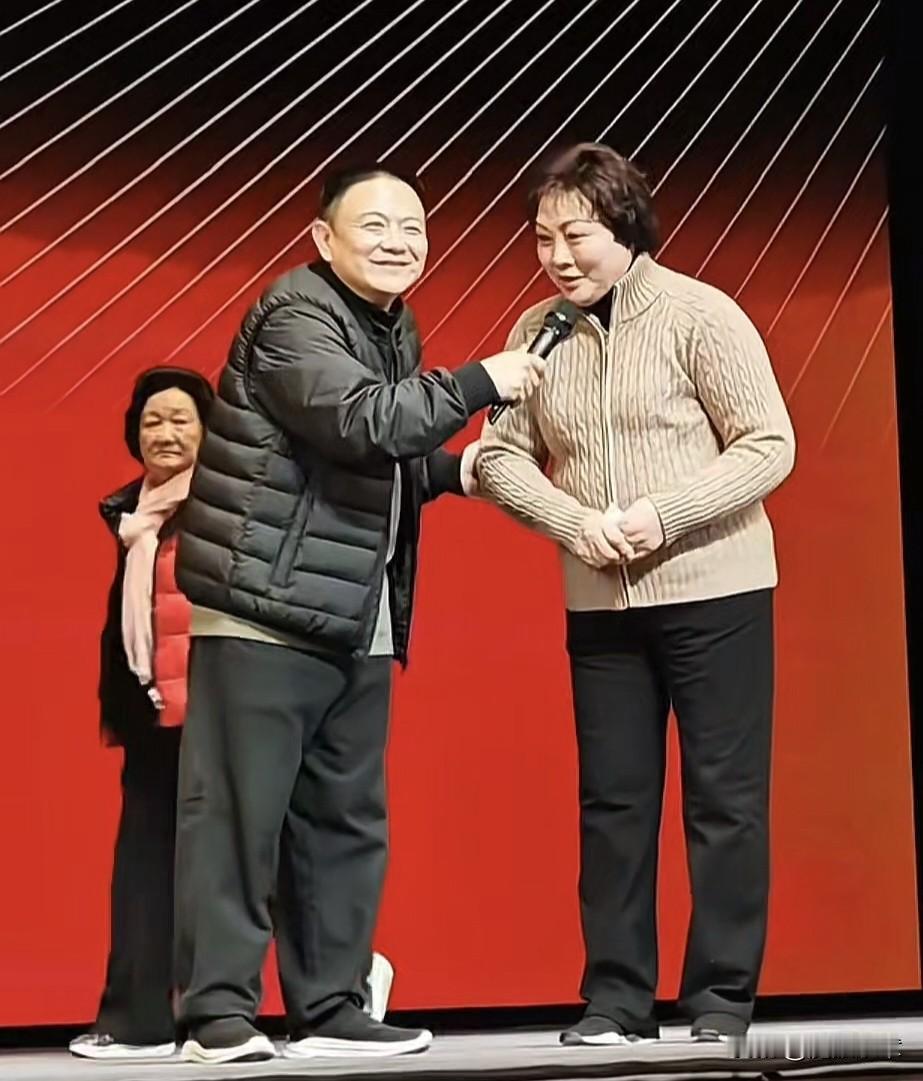 是谁让舒悦紧张到额头流汗？
近日，在上海举办的一次演出现场，舒悦与马莉莉同台。当