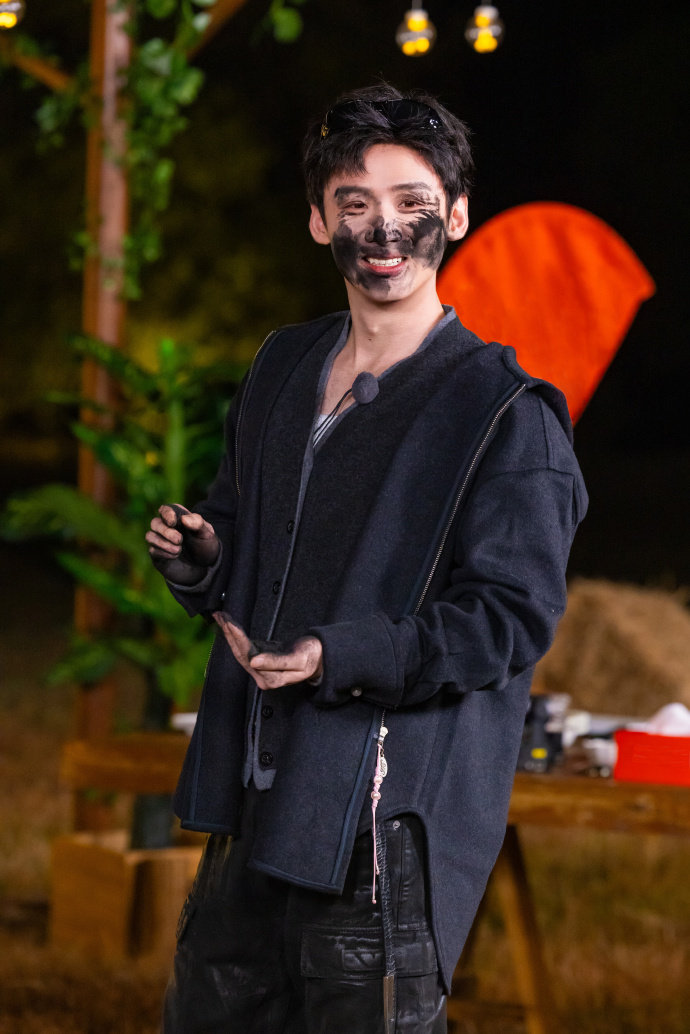 白敬亭黑乎乎的脸蛋，谁懂这个脏脏包白敬亭的可爱值啊，期待住中午和这个洗洗还能要的