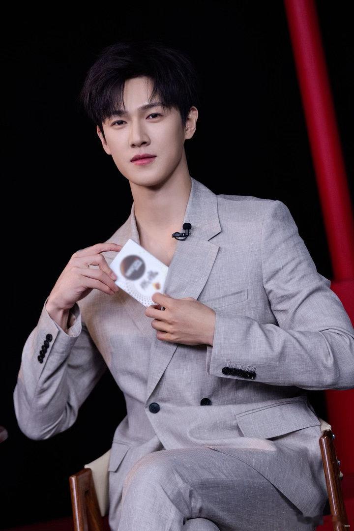 李昀锐分享驭马术李昀锐片场分享骑马小技巧，和马儿相处很有耐心，动作熟练自然，看着