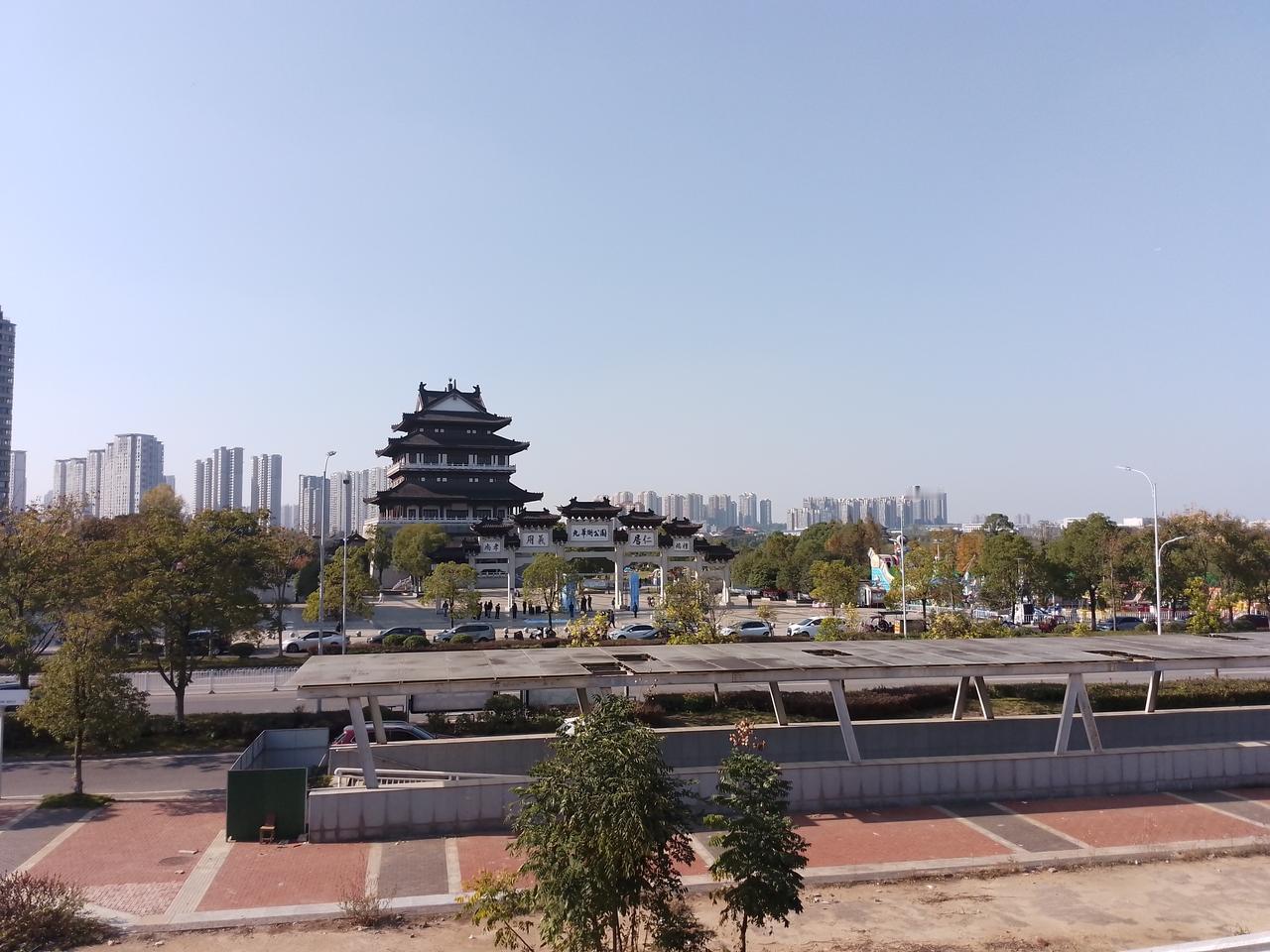 冬日晴朗的周末，湛蓝的天空，温暖的阳光。
在湘潭九华湖晒太阳的市民非常多，支个帐