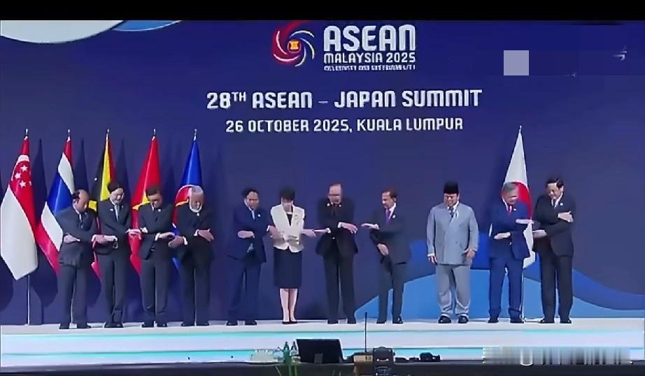 首秀！据悉，高市早苗在东盟会议期间，专门安排了一个环节，和东盟国家拍个集体照，让