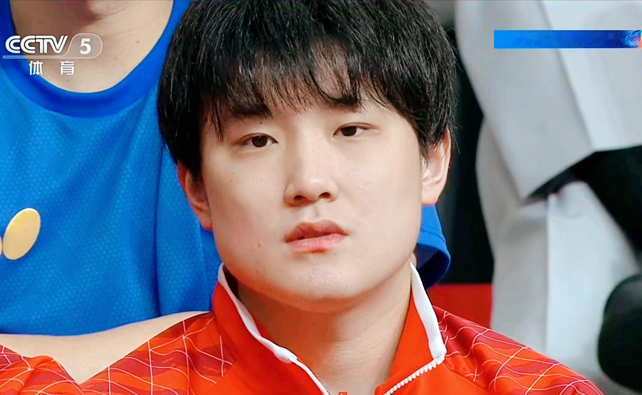 王曼昱/蒯曼4-0拿下早田希娜/张本美和的时候，大家注意到看台上张本智和的表情了