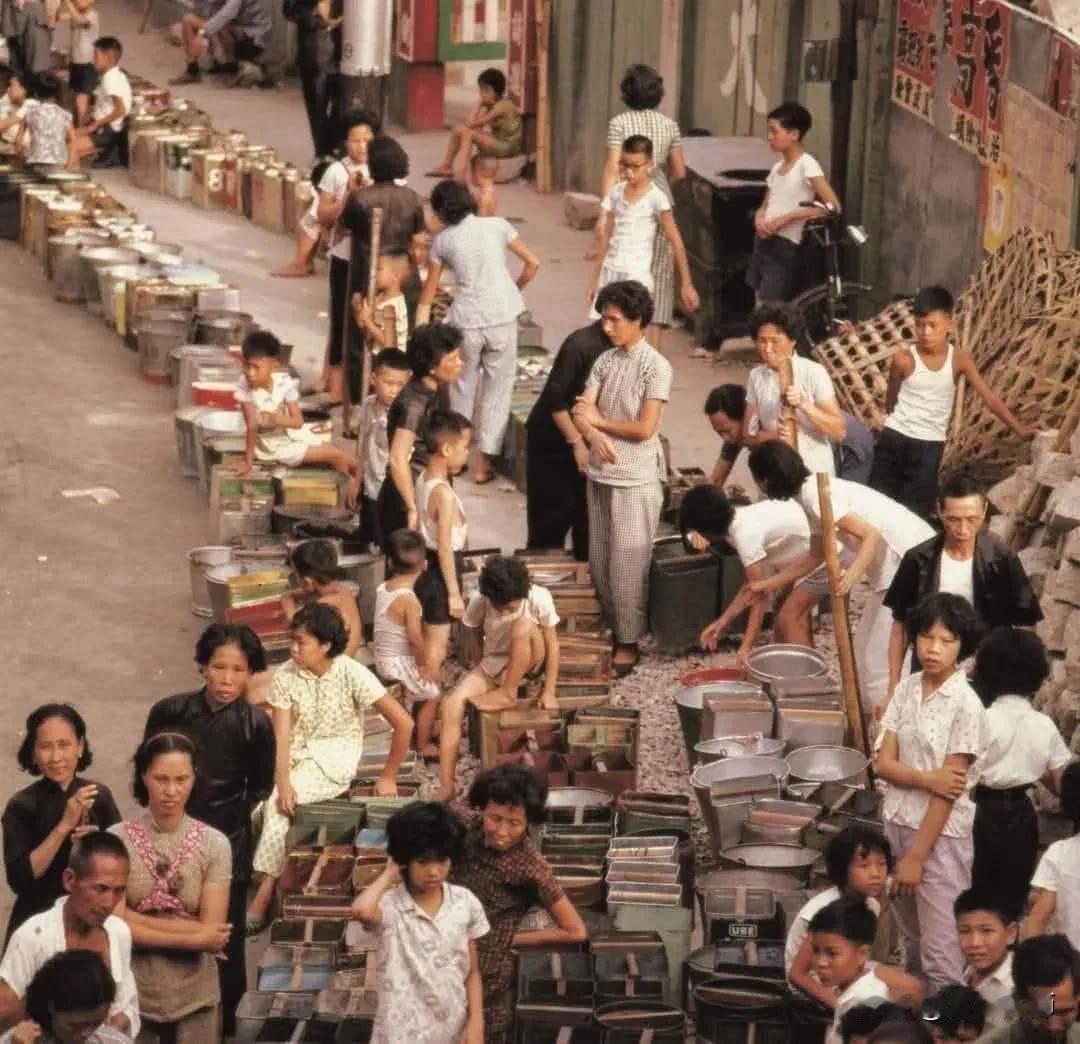 60年代香港4天供水一次，市民排队取水的景像。八十年代的话题 六十年代开放 八十