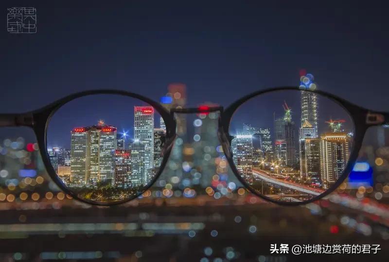 看到“苍天有眼照世界”这个上联，我琢磨着下联得和它对仗工整，还得有韵味。从文化寓