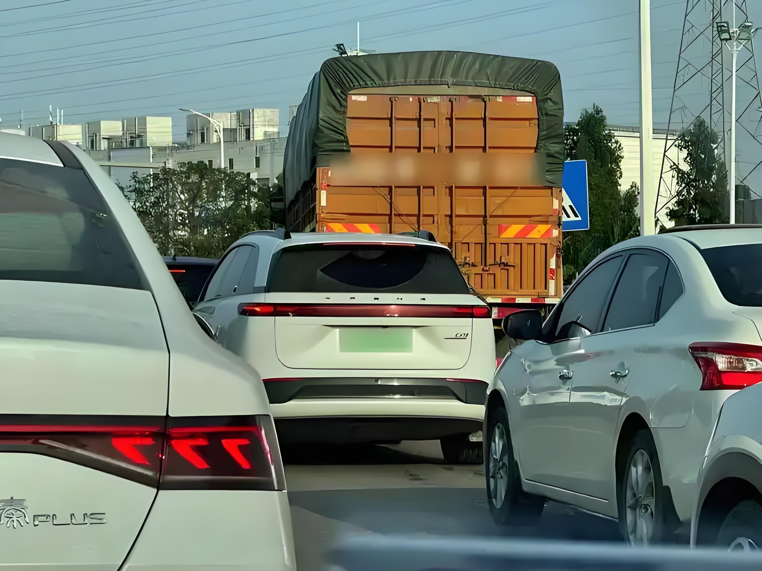 出来玩发现南方的新能源占比相比北方来说高不少，十辆车中得有八辆是新能源。其实一方