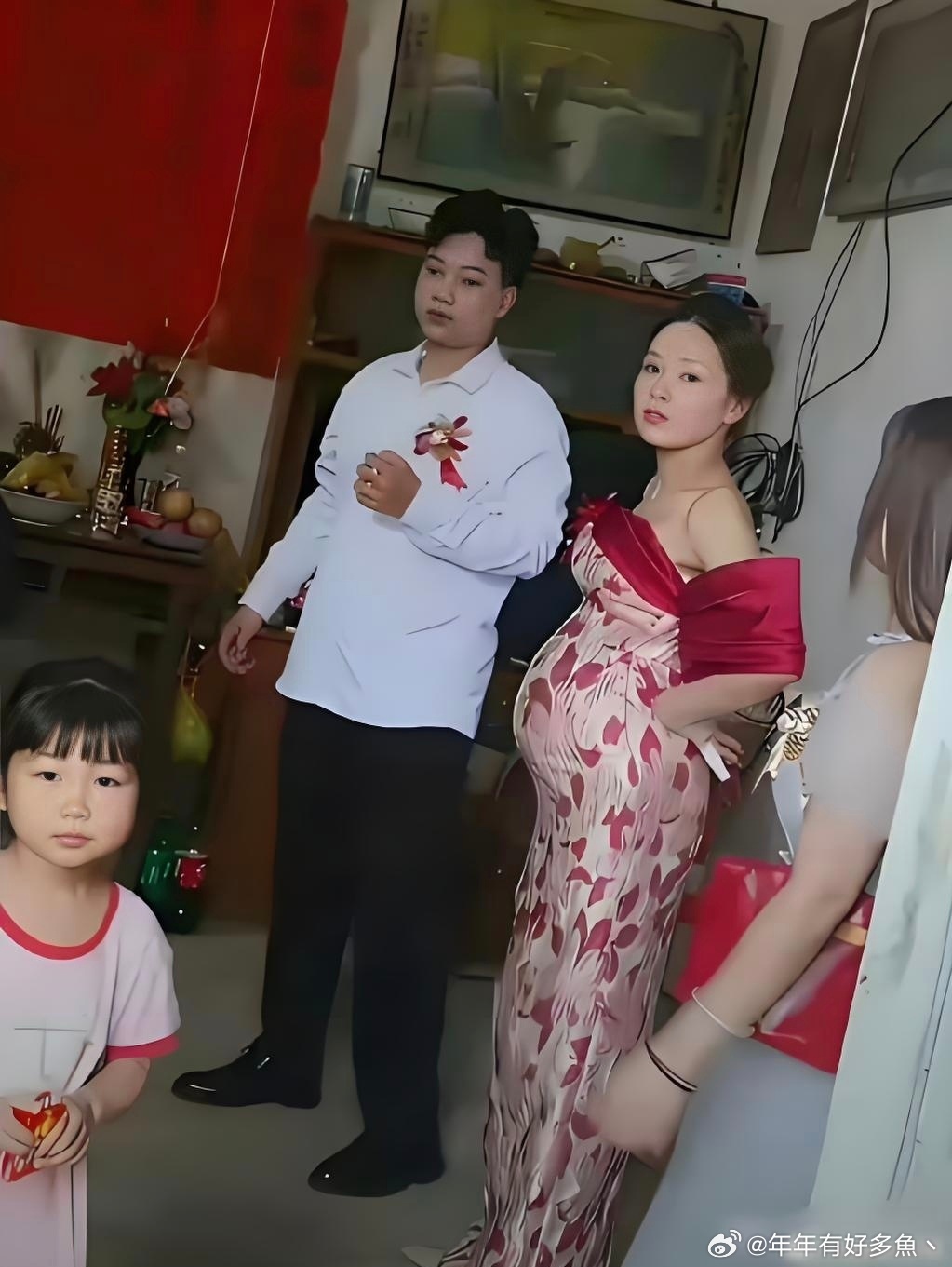 看到新娘新郎，突然觉得社会不仅进步了，而且更宽容了。 