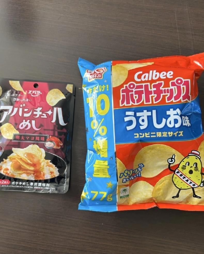 日本一家食品公司推出了为薯片饭设计的调味粉，有「大蒜奶油风味」和「明太子蛋黄酱风
