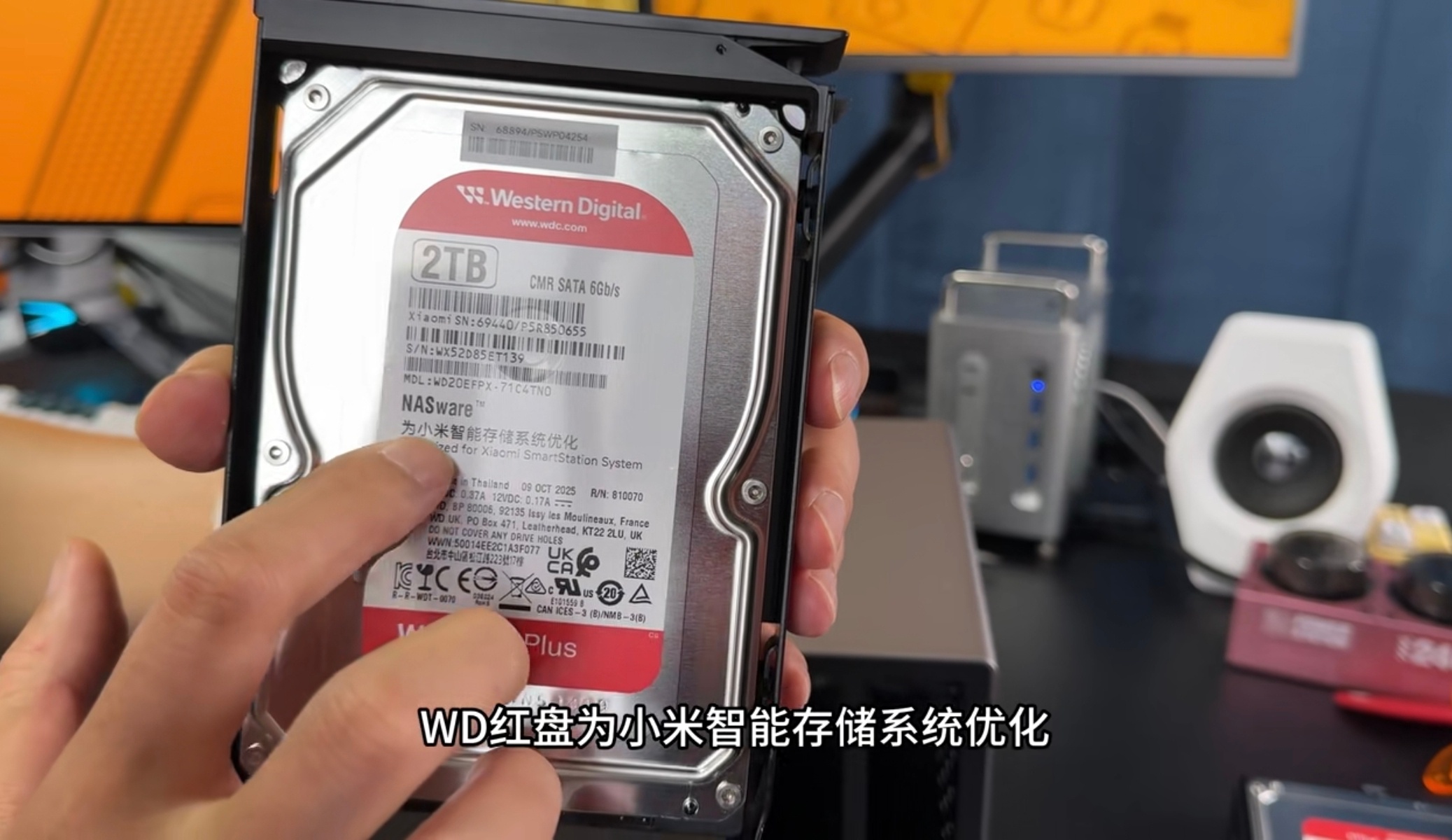 小米 NAS 甚至连硬盘都是特别定制的。WD 红盘，为小米智能存储系统优化。 