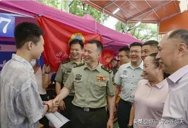 国防科大这次换帅实在有点意思，新校长雷勇军上任第一件事不是开会，而是直接跑到长沙