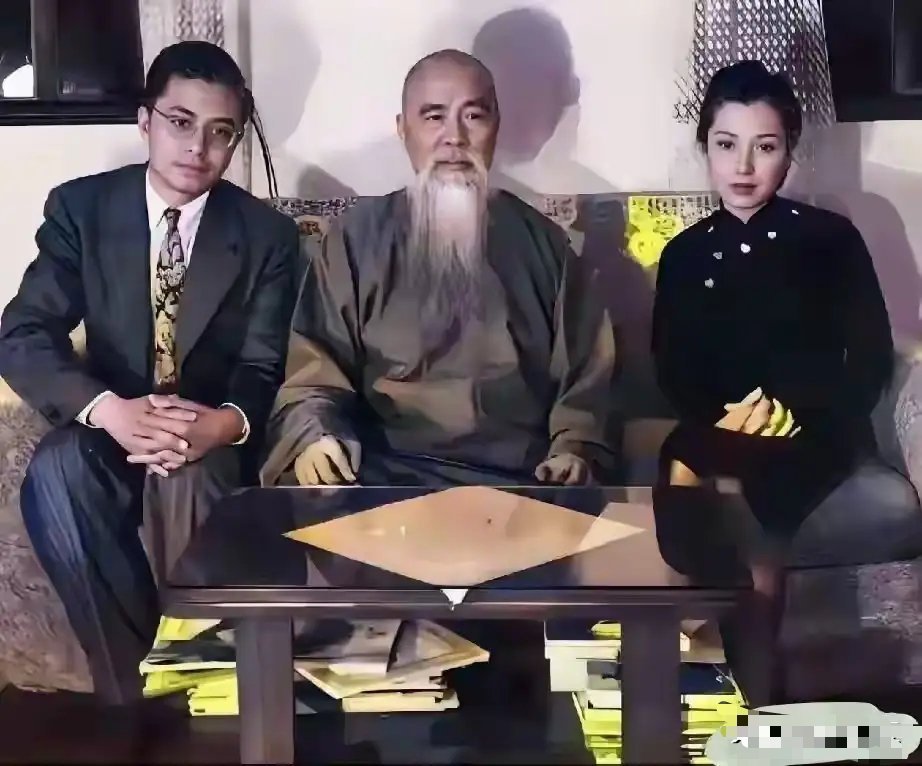 1949年，于右任与儿子和儿媳的合影，他身着长袍，显得仙风道骨 