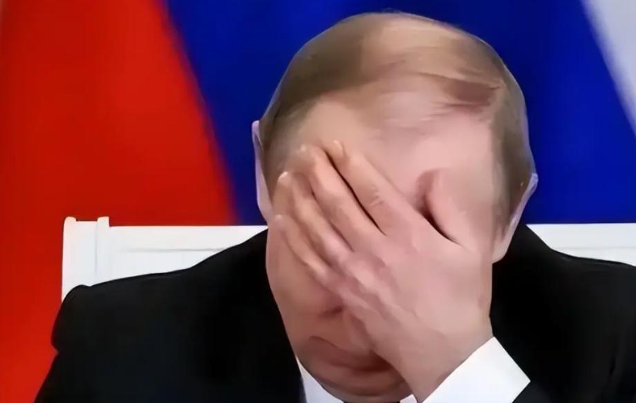 普京尴尬了！武契奇也不来了。
 
莫斯科红场本该是热闹的庆典场所，但今年的情形让