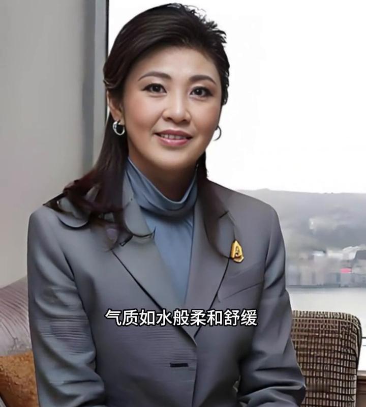 她的美是一种内在的自洽，不靠浓墨重彩来定义，一件简单衣裳便能衬出骨子里的温婉，气