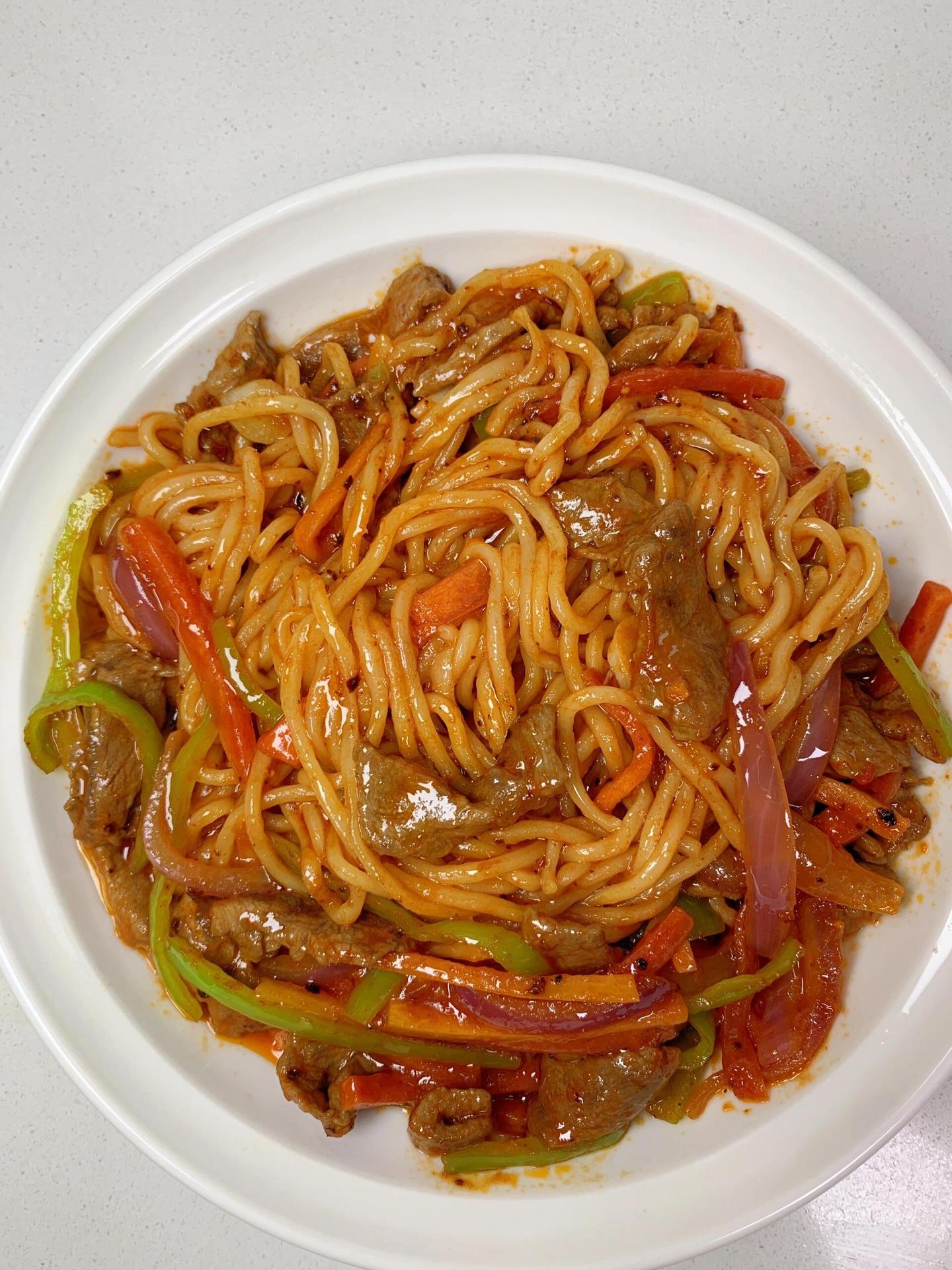 面条的吃法不重样。今天吃茄汁牛肉炒面愈 满满的都是牛肉的香味，酱香浓郁...