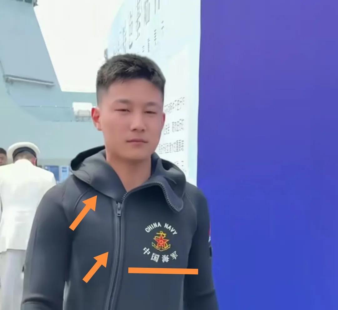 中国海军斜拉链潜水服。