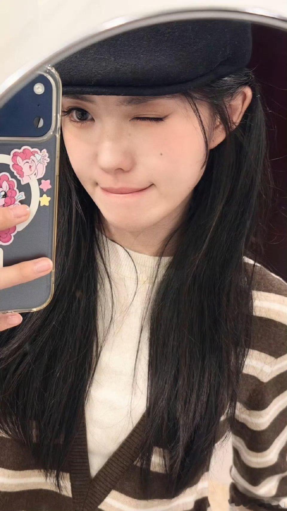 刘浩存自拍照简直是老公级别 这个清晰的下颌线喊声老公不过分吧[捂嘴哭][捂嘴哭]