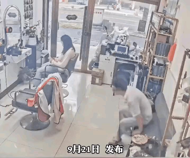 理发店老板的崩溃就在一瞬间！
眼看着时间都下午三点了，开门已经大半天了，今天竟然