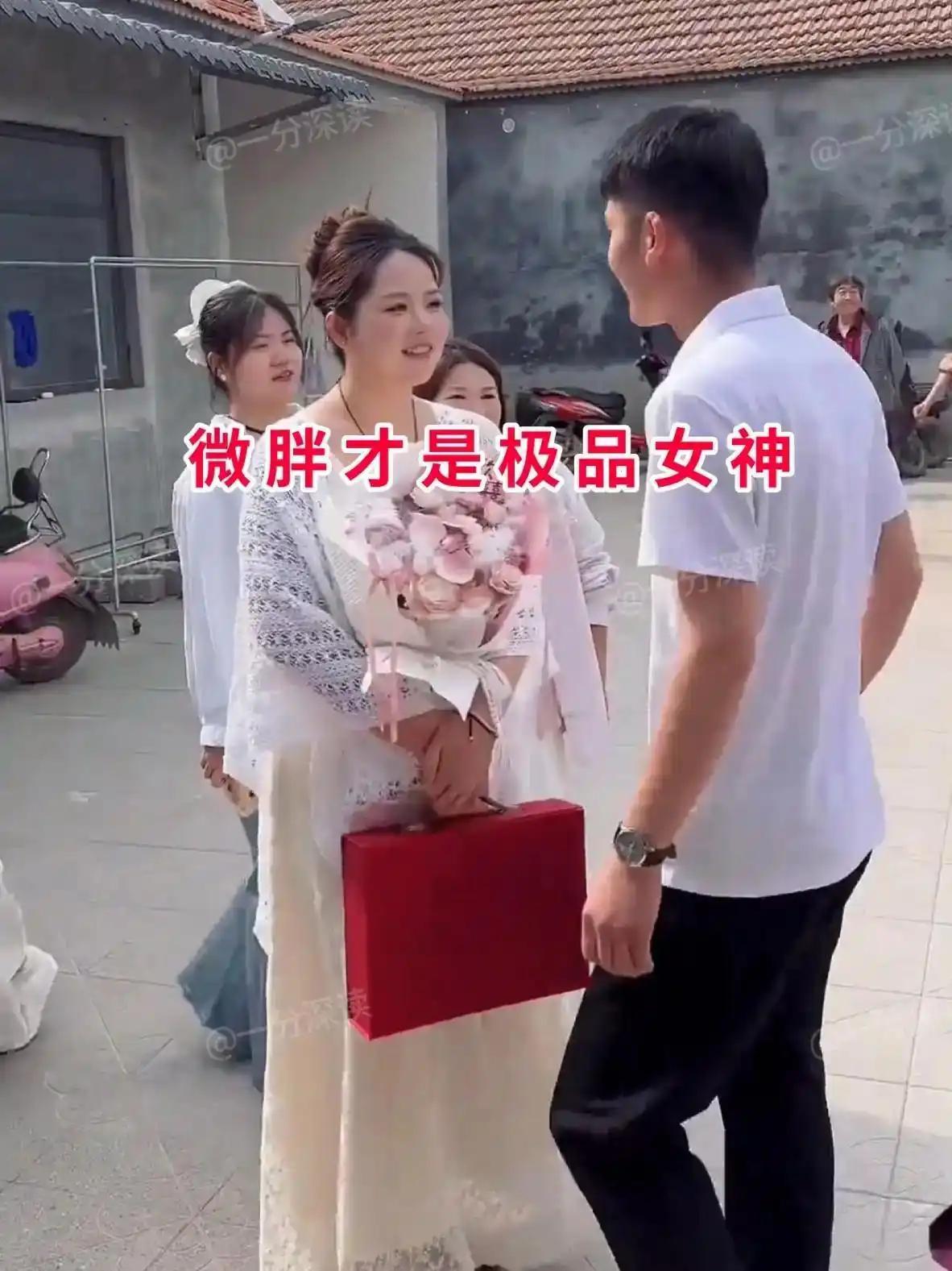 村里这场订婚仪式刚拍的照片，传到网上直接刷屏，所有人目光全都落在姑娘身上。
女生