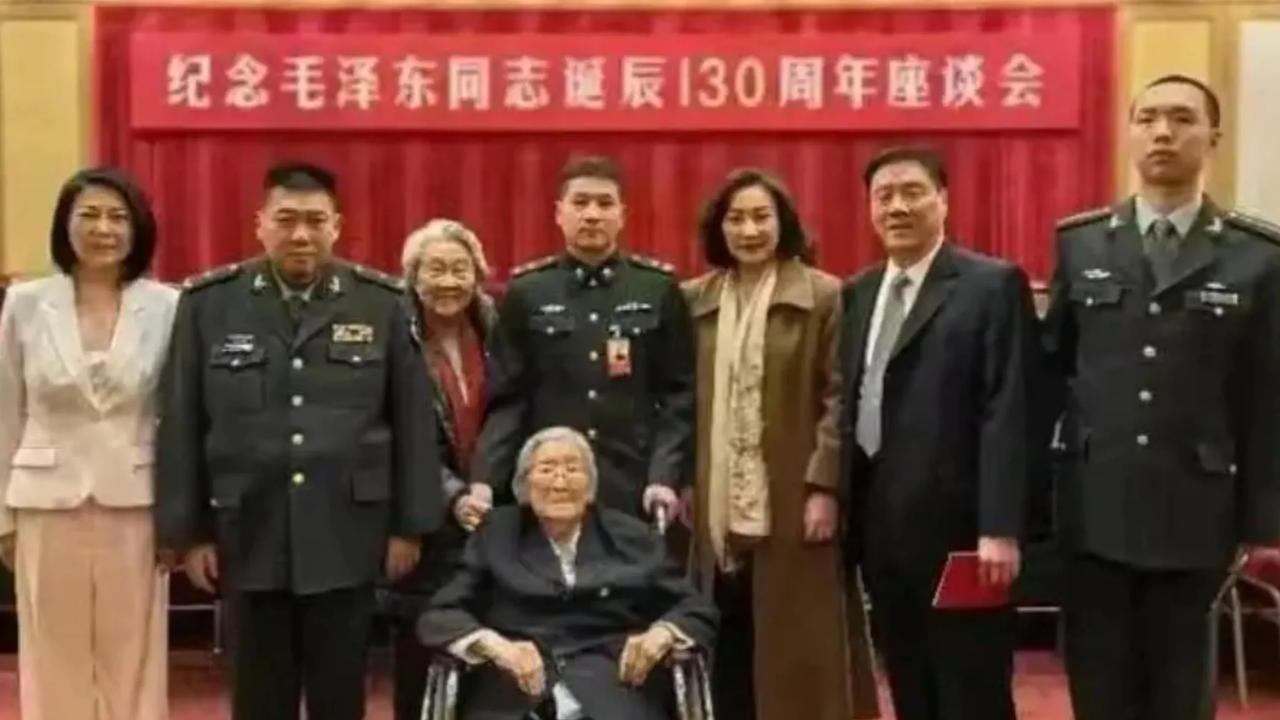 毛泽东主席诞辰130周年座谈会上，毛泽东、朱德、周恩来三位伟人的后人相聚一堂，缅