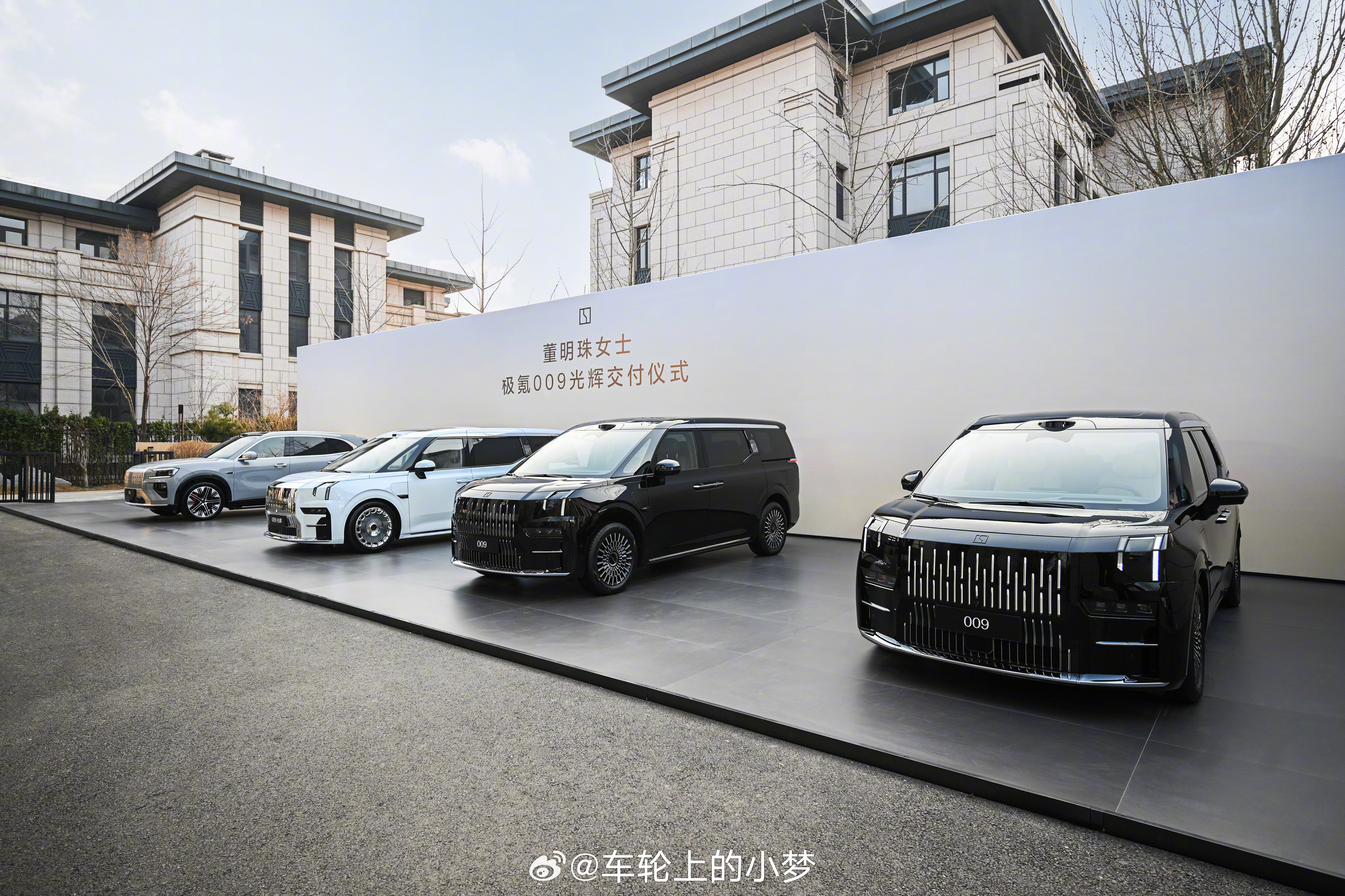 最近董明珠提了一辆极氪009光辉，李书福亲自交车，还夸车稳当又安全。她说“世界汽