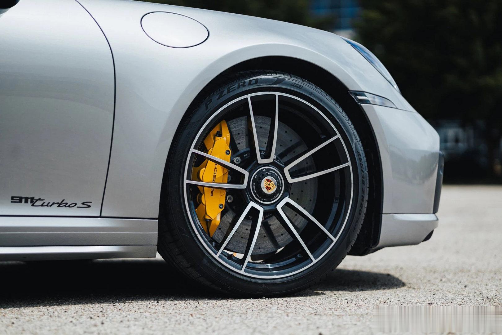 992 Turbo S这刹车现场看实在太吓人了，10活塞卡钳+16.6寸刹车盘。