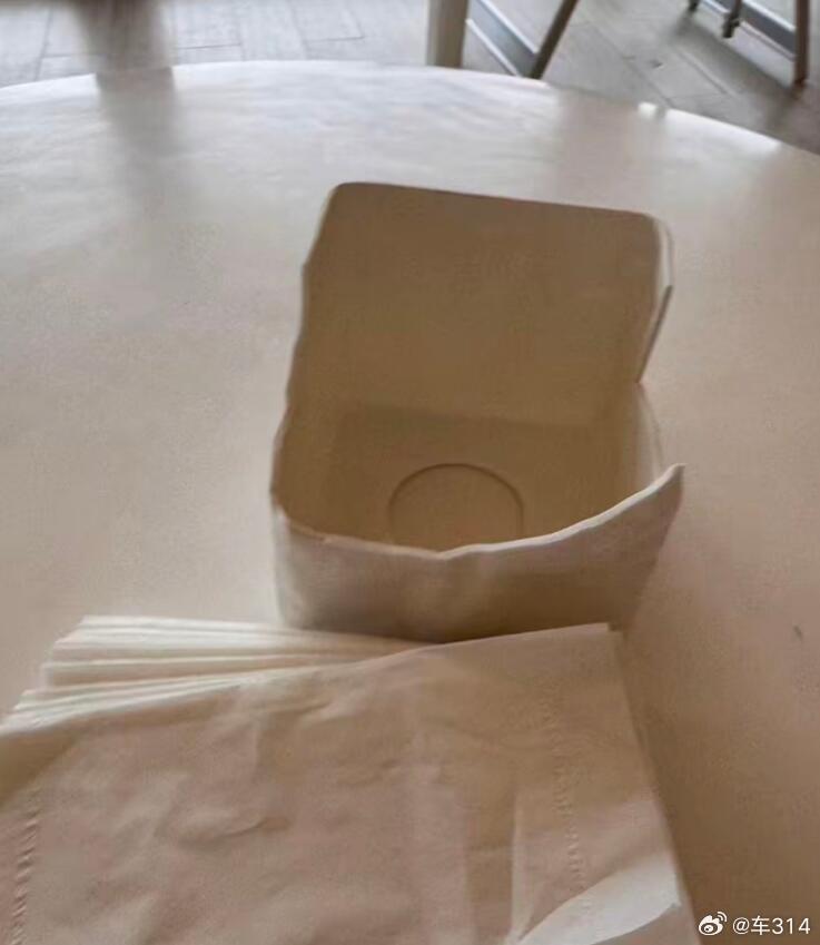 不看不知道，五星级酒店房间里的陈设摆件，价格居然这么高，说实话我从来没留意过这个