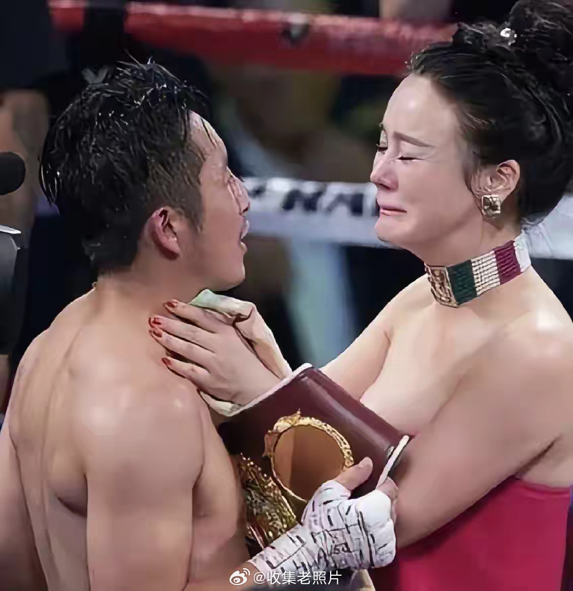 曾几何时，邹市明为养家复出打拳。当邹市明汗流浃背走下台时，台下冉莹颖心疼到泪如雨