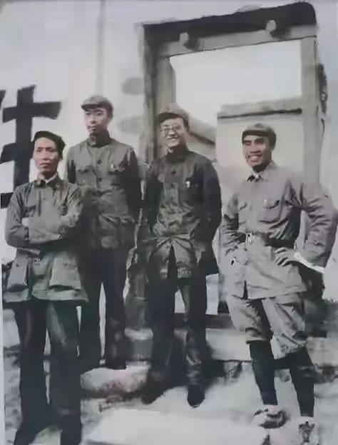 图片中的这几位，是长征后的革命老前辈，仔细看他们的面容上还留有2万5千里征途的余