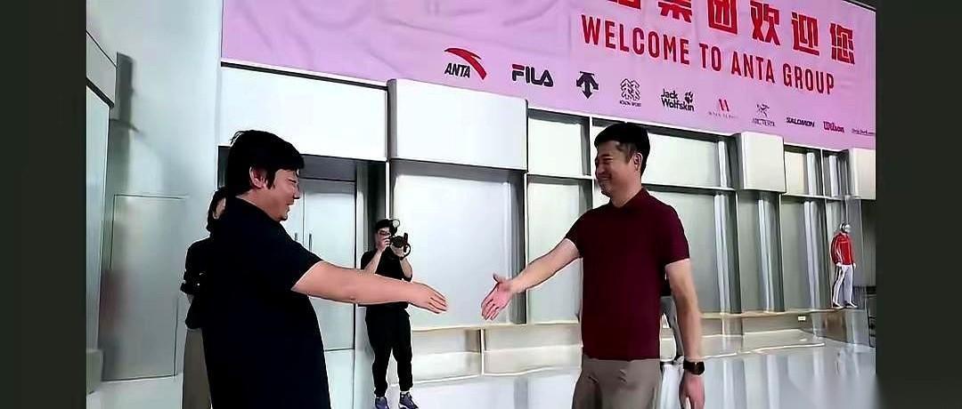 安踏跟国产摩托车队张雪ZXMOTO的联名，出师不利。
第一批联名T恤刚上线，就被