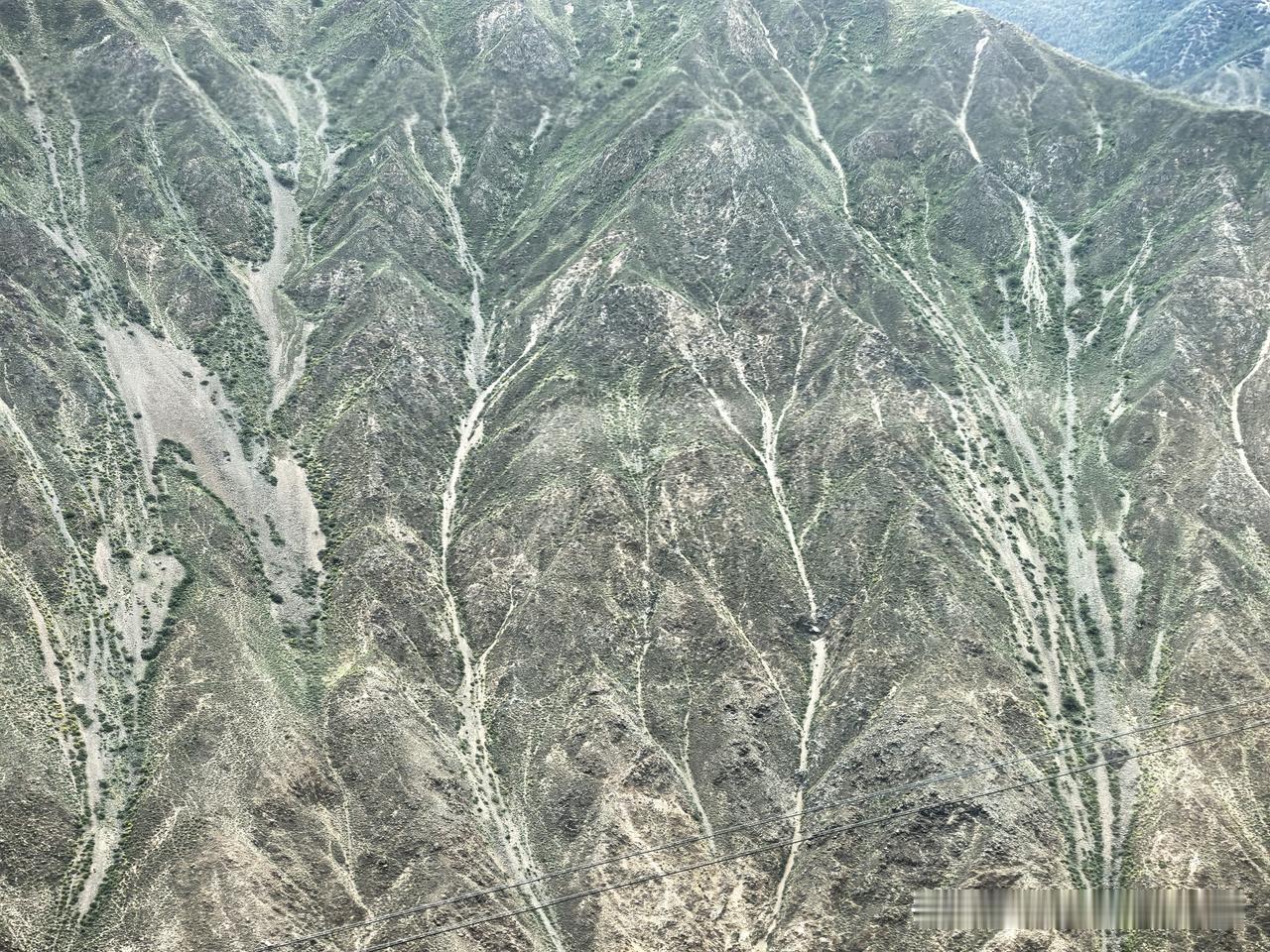 大自然的纹理：
行走318川藏线，站在拉乌山高处望向澜沧江峡谷。历经流水与风霜雕