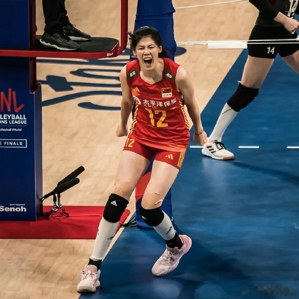 哎，妹妹的腿～看的让人好心疼#中国女排大心脏# 
9月17日，宁波北仑，中国女排