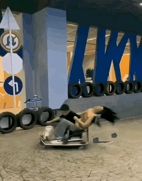 一女子陪着孩子去游乐场玩耍，万万没想到坐在孩子开的玩具车上之后车自己就开始疯狂转