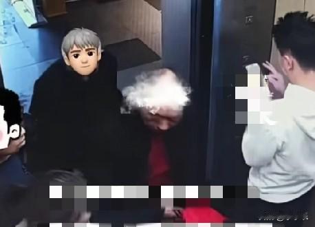 近日，重庆一大叔吸着烟走进电梯，电梯里一名年轻男子迅速从大叔嘴边“虎口夺烟”，然